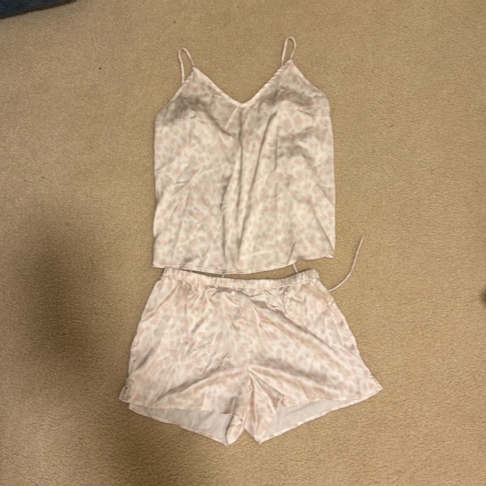 Light pink and white cheetah print silk pajama set!